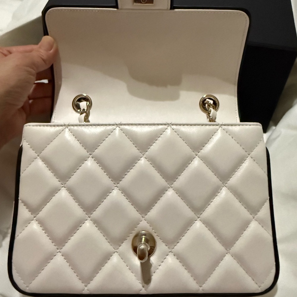 CHANEl White Leather Shoulder/Crossbody Bag - Picture 2 of 8